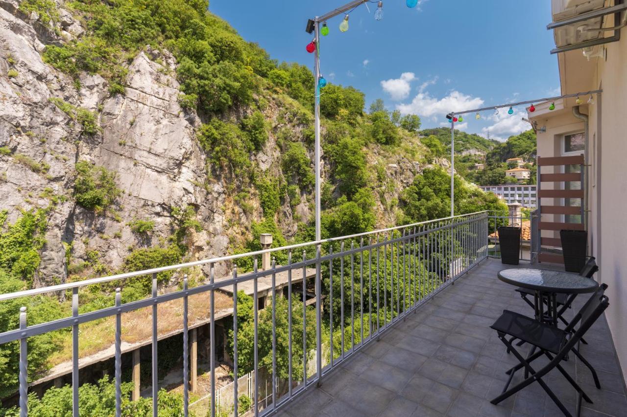Stunning Apartment In Quiet Street Near Center With Free Parking 4 Floor Rijeka Exteriör bild